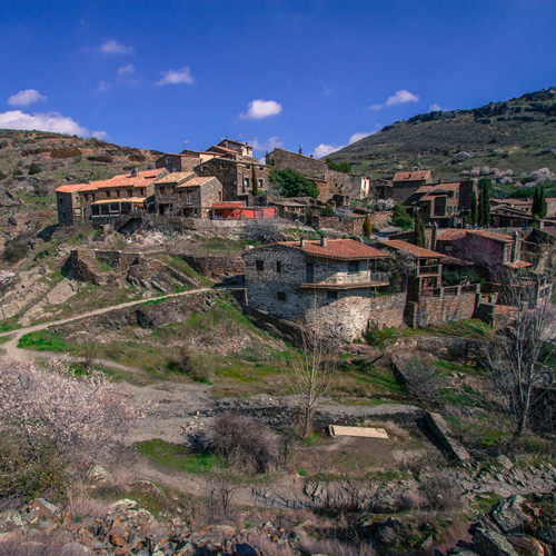 Calles de pizarra negra de Patones de Arriba — arquitectura tradicional sierra norte Madrid