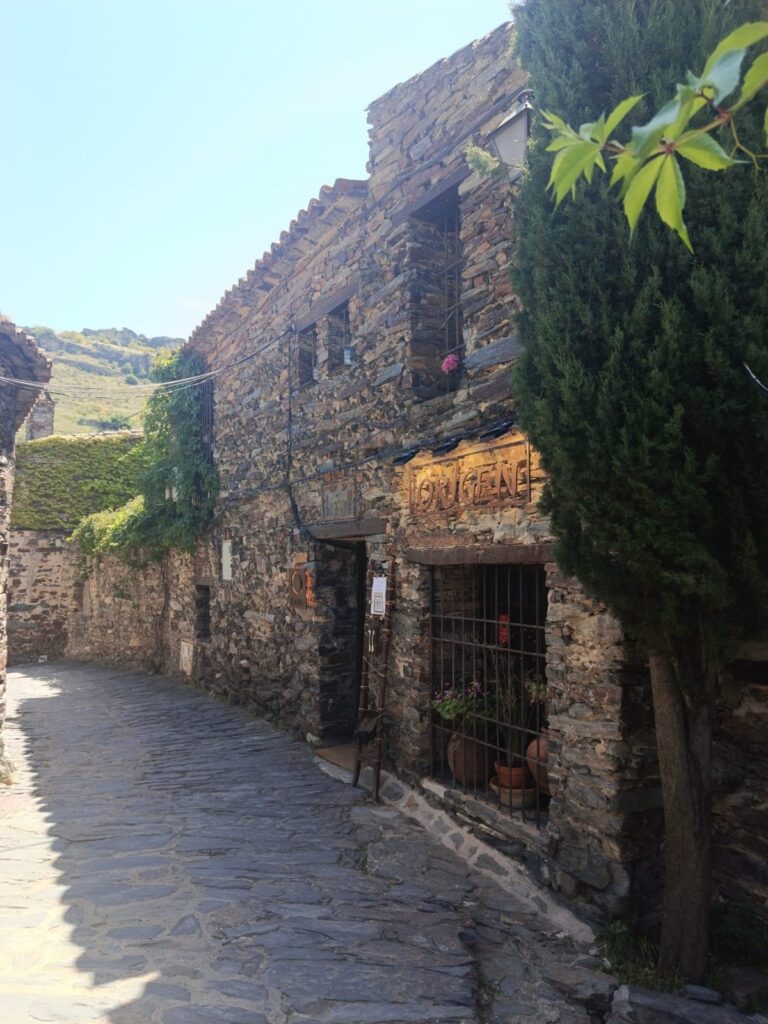 Calle de Patones de Arriba pueblo de arquitectura negra