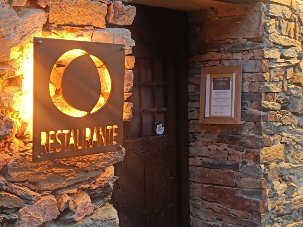 Exterior del restaurante El Origen en Patones de Arriba