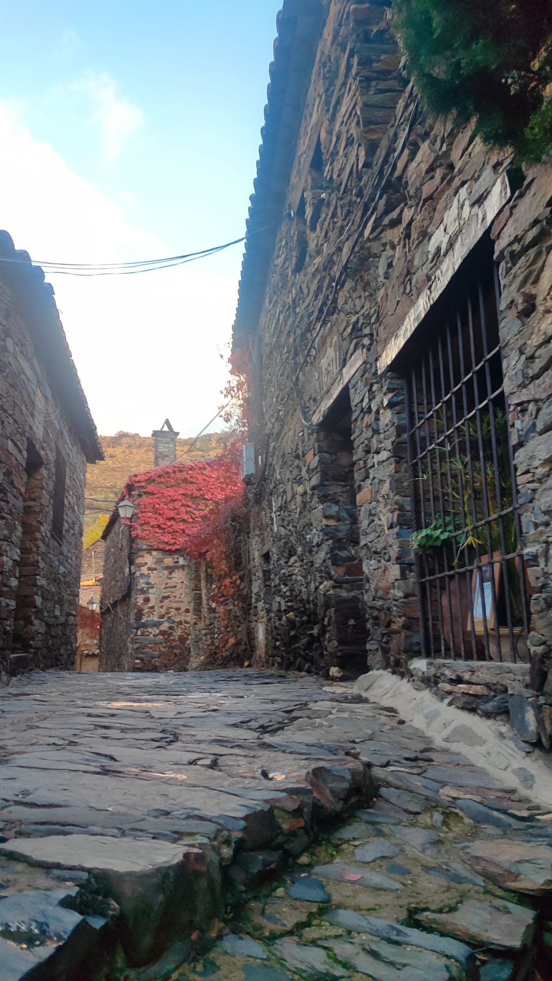 Patones en otoño: senderismo, colores y cocina de temporada 2 Fachada de pizarra del restaurante El Origen en Patones de Arriba durante el otoño