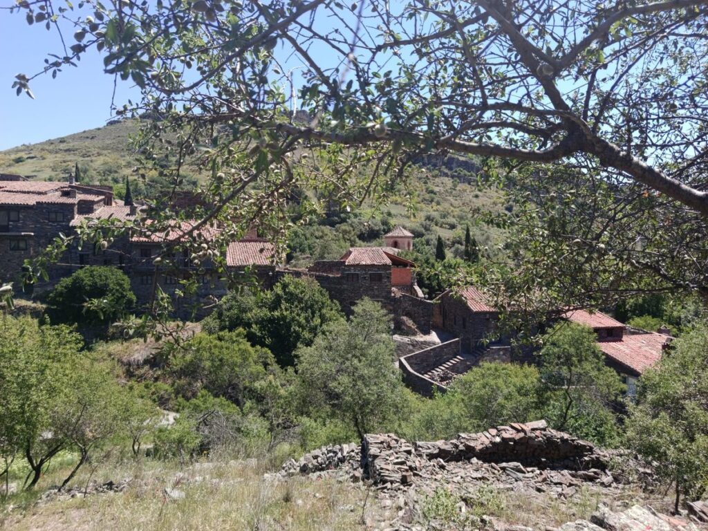 Patones de Arriba pueblo de arquitectura negra sierra norte Madrid