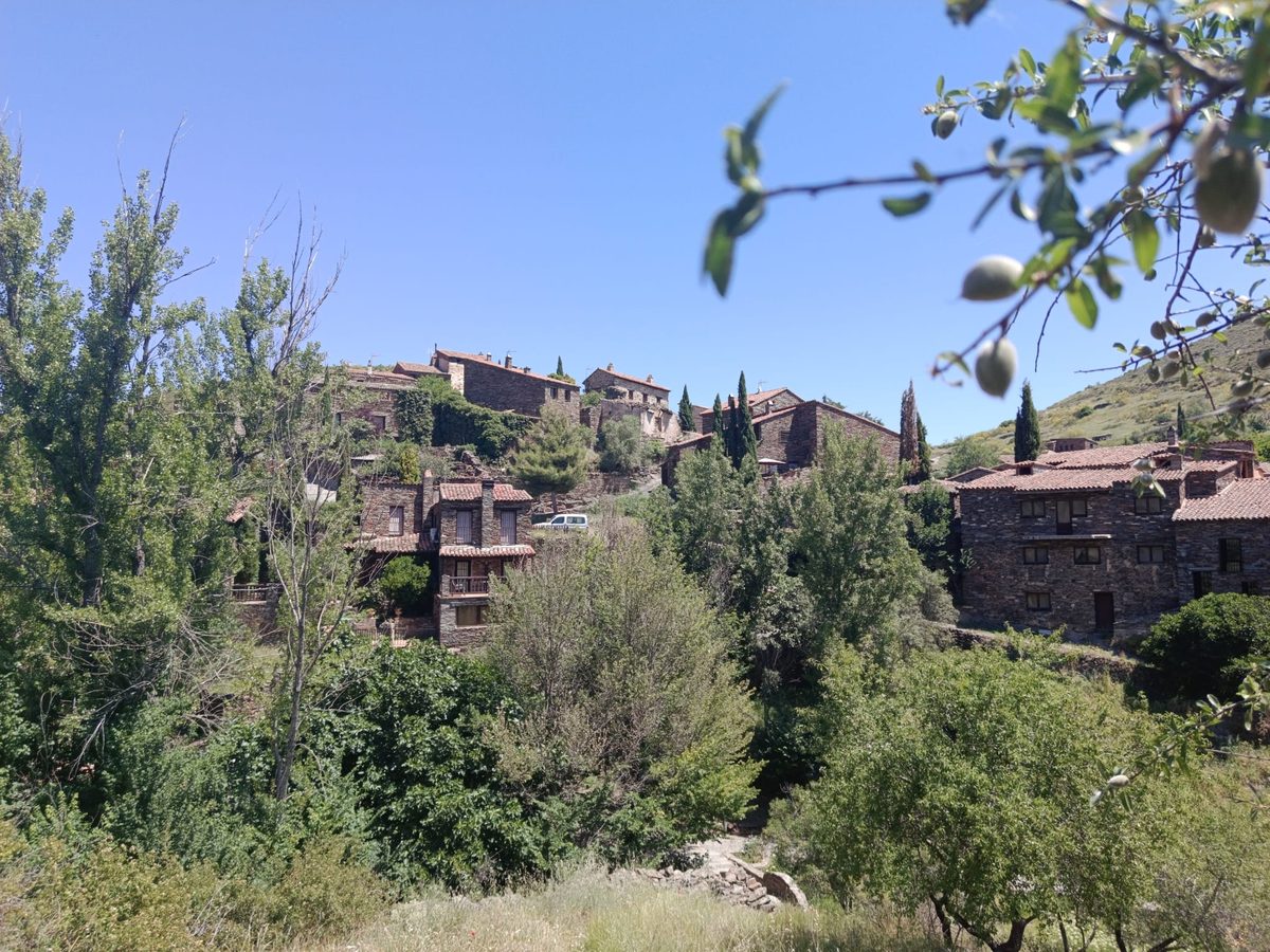Calles de Patones de Arriba pueblo de arquitectura negra sierra norte Madrid