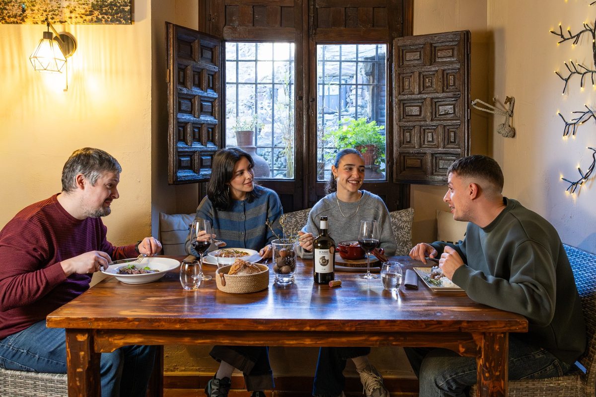 Sala del restaurante El Origen en Patones de Arriba, con mesas preparadas