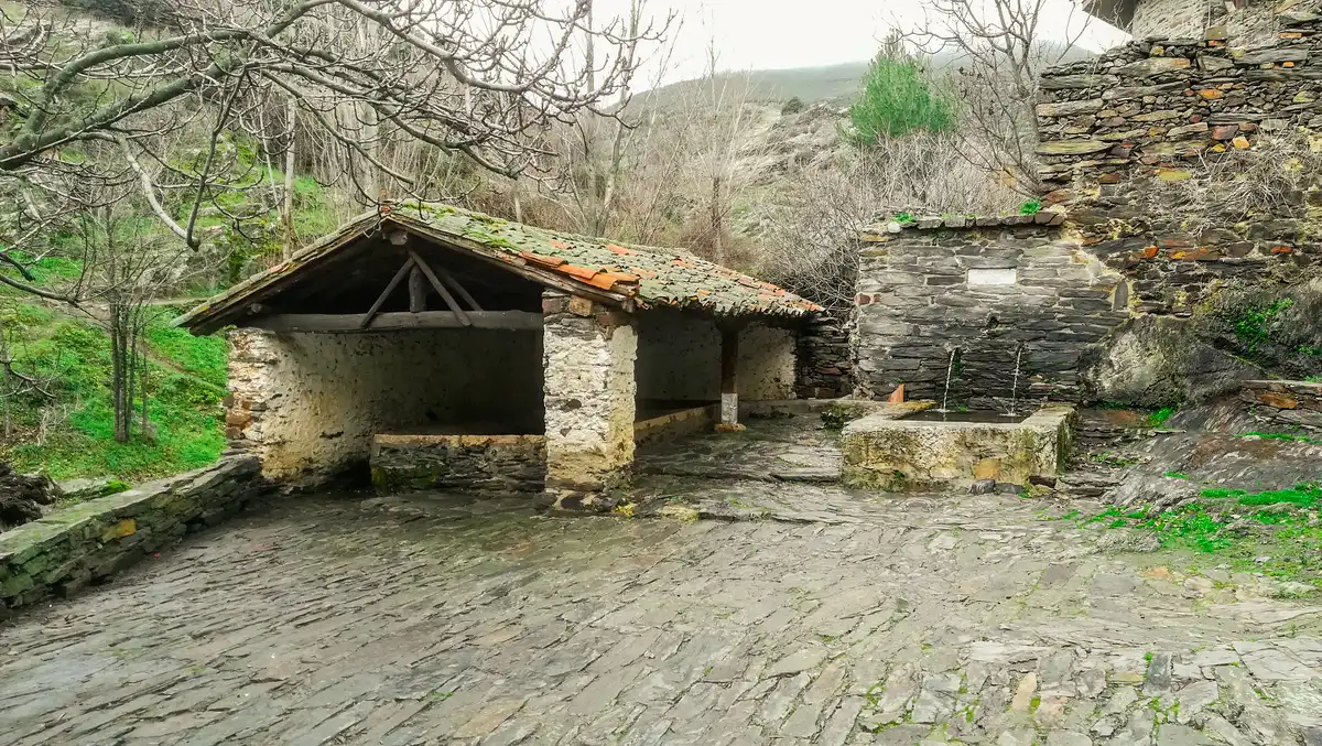Antiguo lavadero de piedra en Patones de Arriba