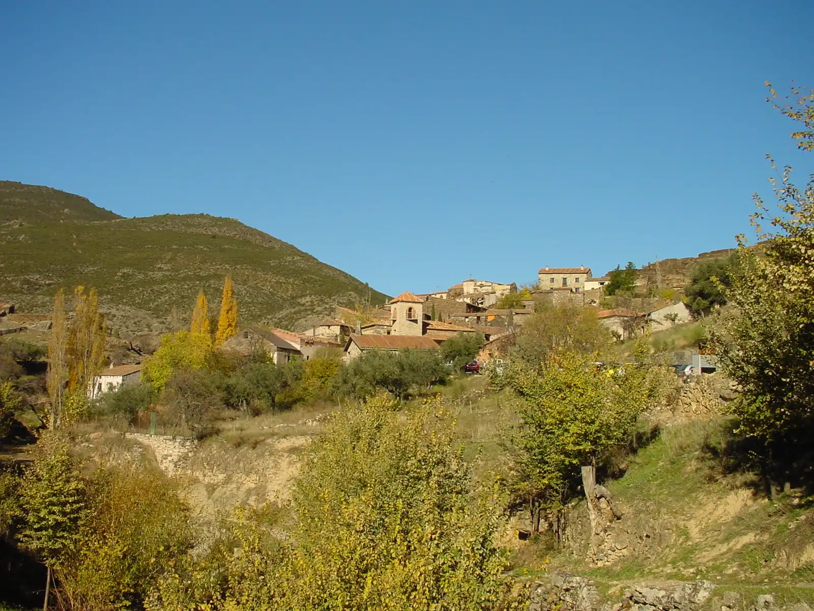 Vista general de Patones de Arriba rodeado del paisaje de la Sierra Norte de Madrid