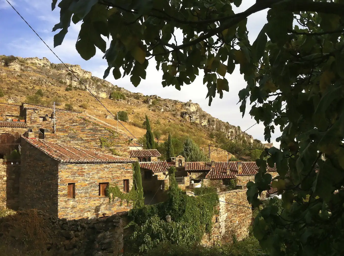 Patones en otoño: senderismo, colores y cocina de temporada 3 Paredes rocosas del entorno de Patones en la Sierra Norte de Madrid