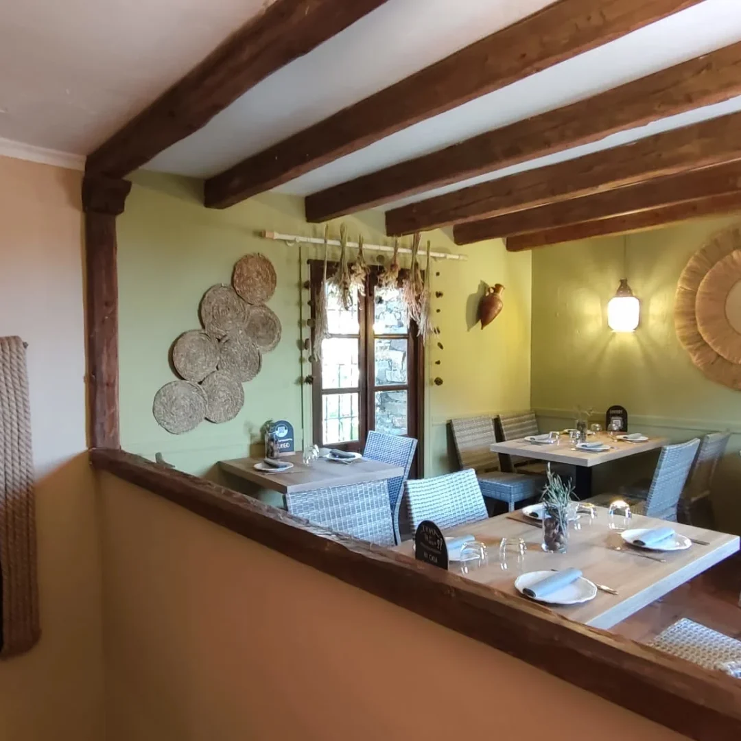 Bodas o Eventos especiales 3 Mesa de boda pequeña en El Origen Patones de Arriba — restaurante bodas íntimas Madrid